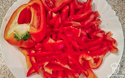 Нарезаем перец и помидоры.