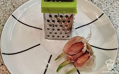 Чеснок трем на мелкой терке.