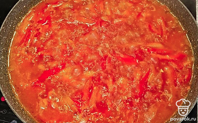 Овощи обжариваем и заливаем водой.