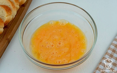 В отдельной миске немного взбейте два яйца. По желанию можно добавить немного сахара.