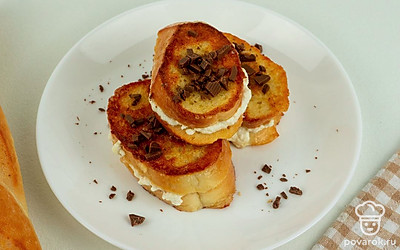 Гренки подавайте горячими к чаю, украсив шоколадом, сгущенным молоком или любимым сиропом. Можно добавить сезонные ягоды. Приятного аппетита!