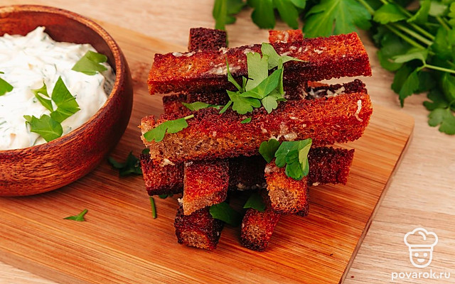 Гренки из черного хлеба с чесноком по-домашнему — Рецепт с фото