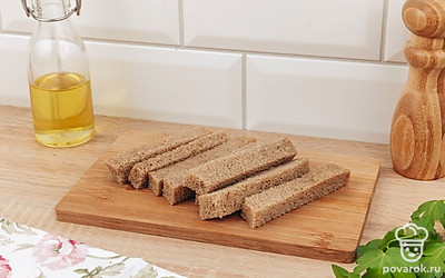 Срежьте корки с хлеба, а мякиш нарежьте брусочками толщиной 2 см.