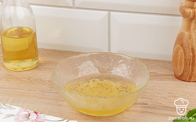 Очистите чеснок и натрите его на мелкой терке. Смешайте чеснок с половиной растительного масла и щепоткой соли.