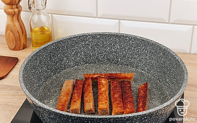 Налейте оставшееся масло на сковороду и разогрейте его. Обжарьте хлеб в кипящем масле с двух сторон до появления золотистого цвета.