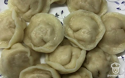 Подаются пельмени с тем, что вы любите: сметана, кетчуп, масло. Приятного аппетита!