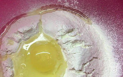 К муке разбить одно яйцо.