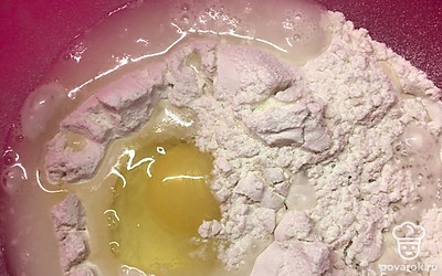 Добавить туда же 180 миллилитров холодной воды.