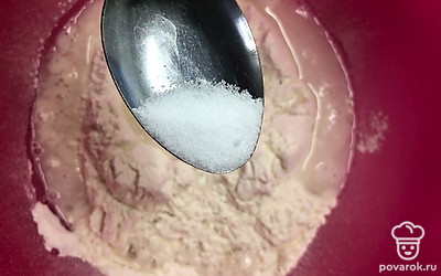 Приправить солью и все тщательно смешать.