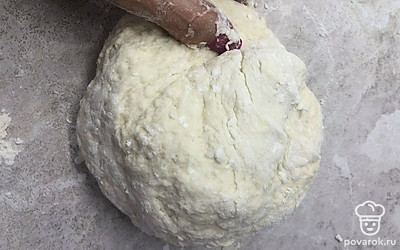 Замесить упругое тесто.