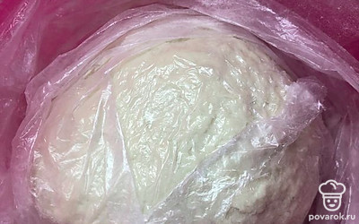 Вымешанное тесто накрыть пленкой и отложить в сторону отдыхать на минут 30-40.