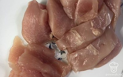 Пока тесто отдыхает, нарезать куриную грудку и перекрутить через мясорубку.