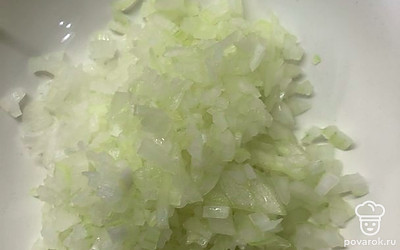 Мелко нашинковать лук.