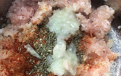 Смешать фарш с луком. Посолить, поперчить, добавить паприку, любимые травы.