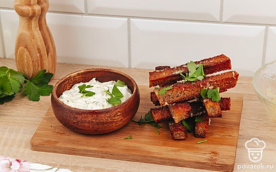 Посыпьте гренки измельченной зеленью и подавайте с любимым соусом. Приятного аппетита!