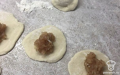 Отдохнувшее тесто нарезать на пластинки, раскатать и начинить фаршем.