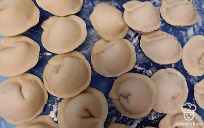 Налепить пельмешки.