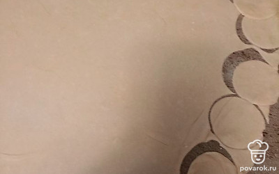 Раскатать и вырезать кружочки.