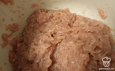 Филе курицы прокрутить на мясорубке с луком. Добавить чуть холодной воды и хорошо выместить.