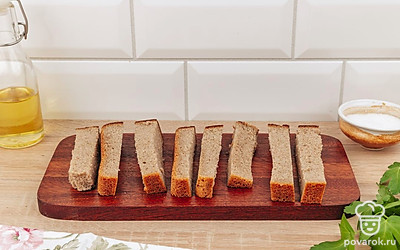 Нарежьте хлеб брусочками толщиной 2 см.