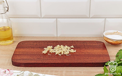 Очистите чеснок и натрите его на мелкой терке.