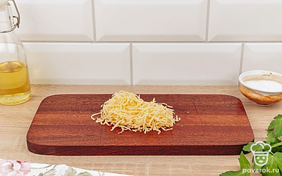 На мелкой терке натрите сыр.