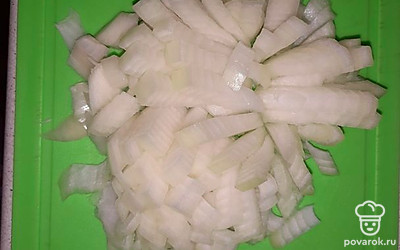 Лук нарезать и обжарить. 