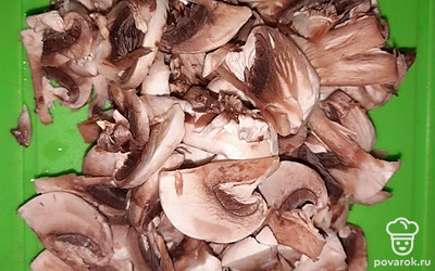 Грибы нарезать и обжарить. 