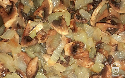 Смешать обжаренные лук и грибы.