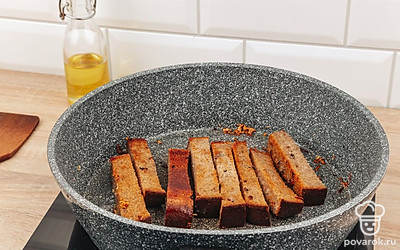 Разогрейте в сковороде растительное масло и обжарьте в нем чеснок в течение минуты. Обжарьте хлеб в чесночном масле с двух сторон до появления золотистого цвета.