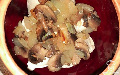 Слой грибов с луком.