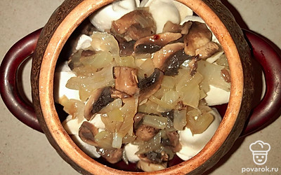 Повторять слои до наполнения горшочка на 3/4.