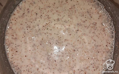 Для соуса смешать сметану, воду, специи, соль.