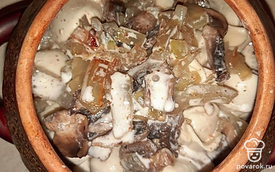 Залить соус примерно на 0,5 горшочка. Поставить в духовку на 200 градусов на 30 минут.