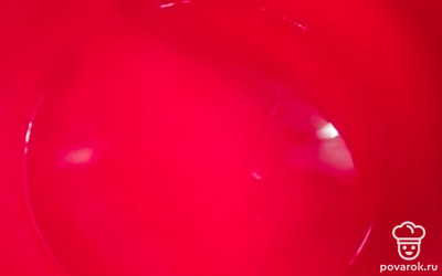 Приготовим тесто. В миску наливаем воду. 