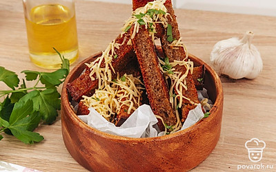 Посолите гренки и выложите их в тарелку для подачи. Посыпьте гренки сыром и измельченной петрушкой. Приятного аппетита!