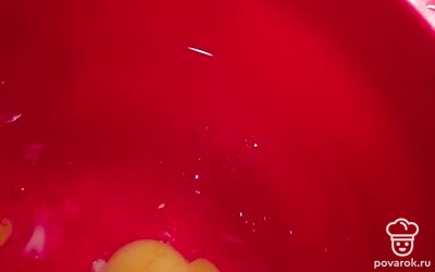 Добавить яйцо. Все перемешать. 