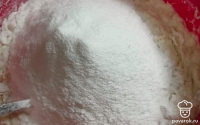 Частями всыпаем просеянную муку. Замешиваем тесто. Убираем в сторону. 