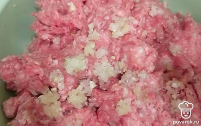 Готовим начинку. Мясной фарш смешиваем с луком. Лук измельчаем блендером. 