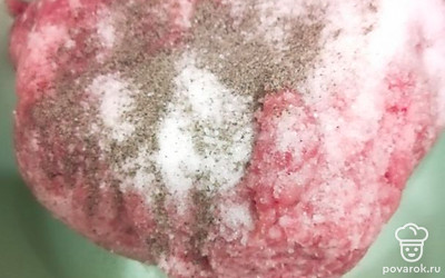 К фаршу добавляем соль и чёрный молотый перец. Все перемешиваем до однородного состояния. Начинка готова. 