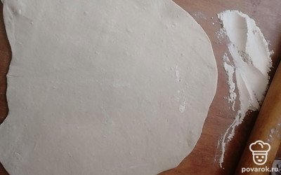 Для лепки пельменей я использую алюминиевую пельменницу. Пельмешки получаются маленькие и делать их очень быстро. Тесто раскатываем в тонкий пласт. 