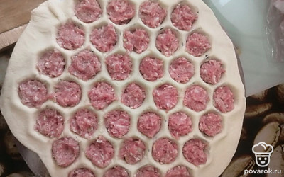 В ячейки раскладываем по чайной ложке фарша. 