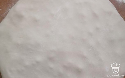 Накрываем вторым пластом теста, поверх фарша. 