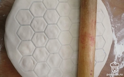 Скалкой катаем по форме. Лишнее тесто убираем. 