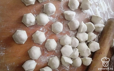 Переворачиваем форму и вытряхаем получившиеся пельмешки. 