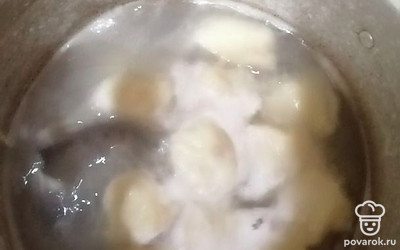 Отвариваем пельмешки в подсоленной воде в течении 10 минут. 