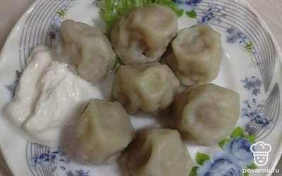 Пельмешки подаём горячими со сметанкой, кетчупом или другими соусами. Сытное, вкусное и всеми любимое блюдо готово. 