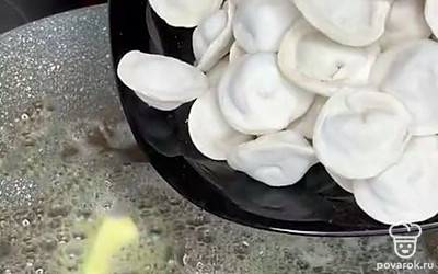 Замороженные пельмени добавить на разогретую со сливочным маслом сковороду.