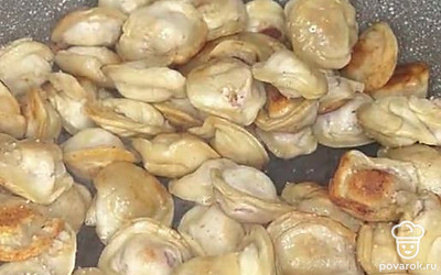 Обжарить до золотистой корочки.