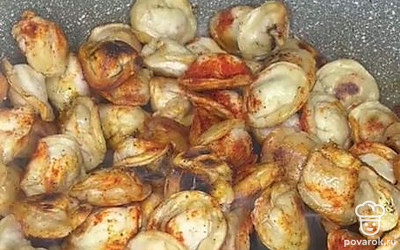 Добавить соль, перец, паприку.